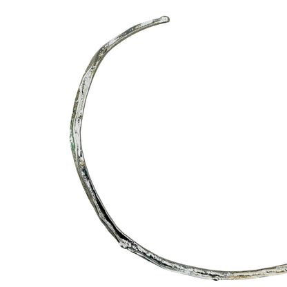 Slit hammered choker