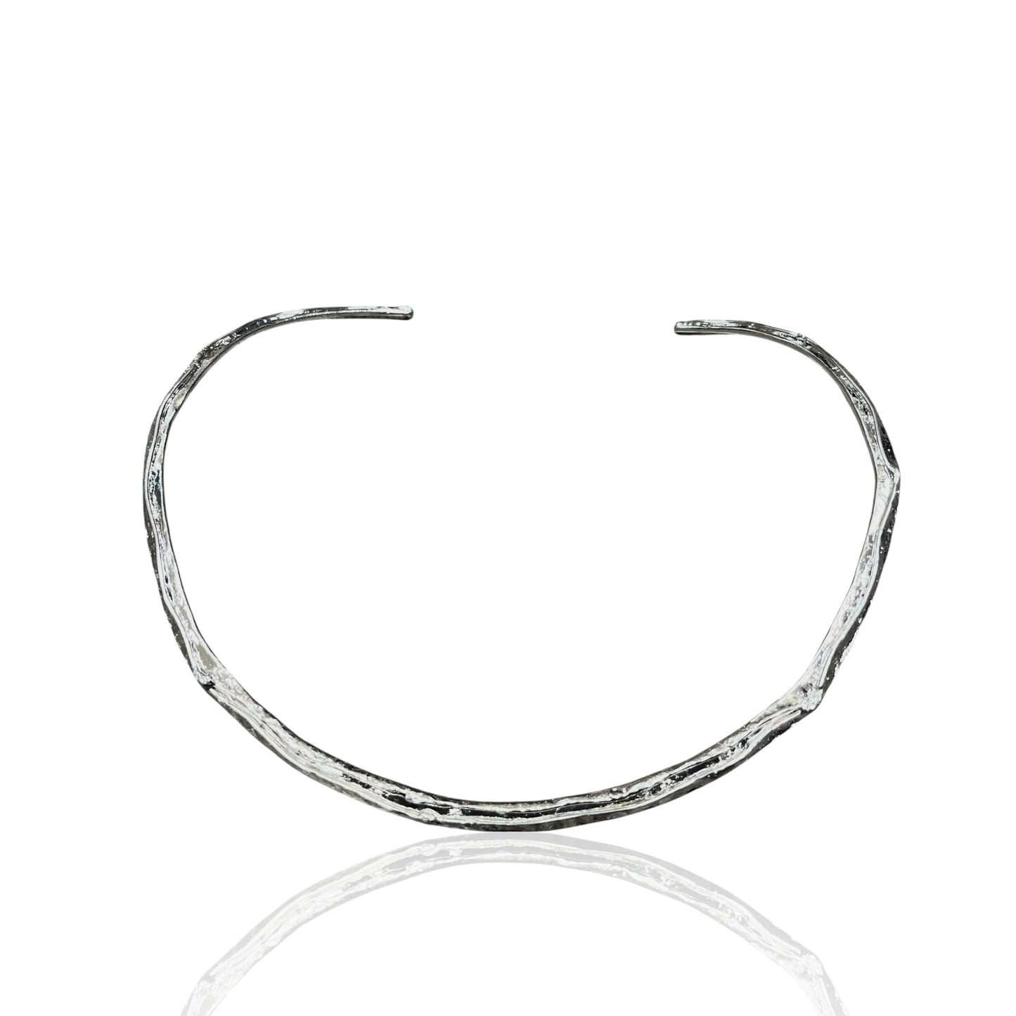 Slit hammered choker
