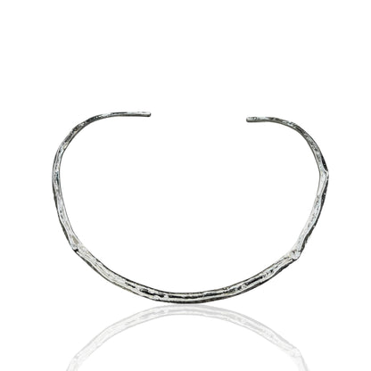 Slit hammered choker