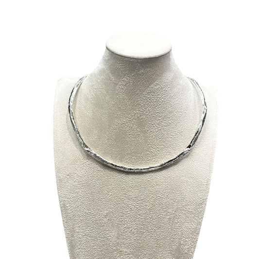 Slit hammered choker