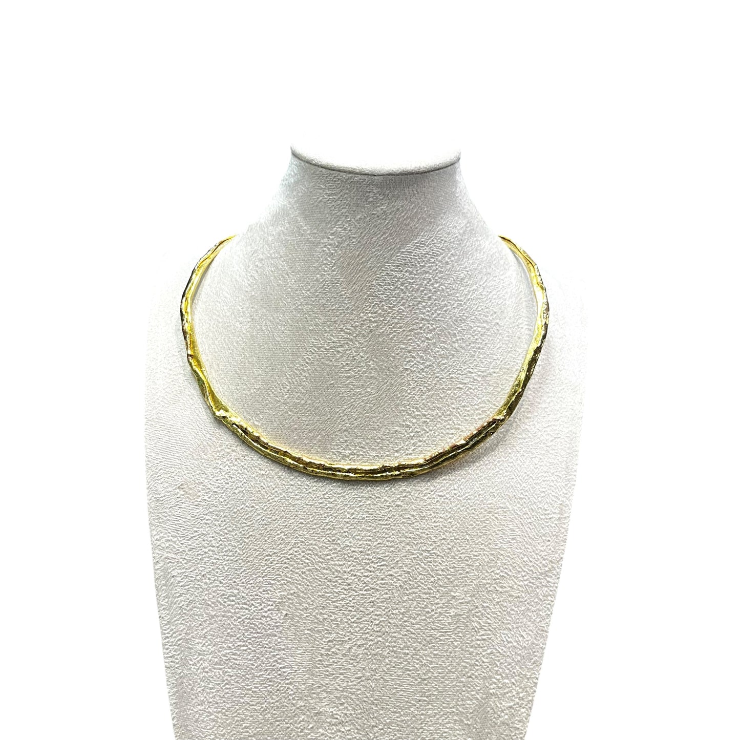 Slit hammered choker