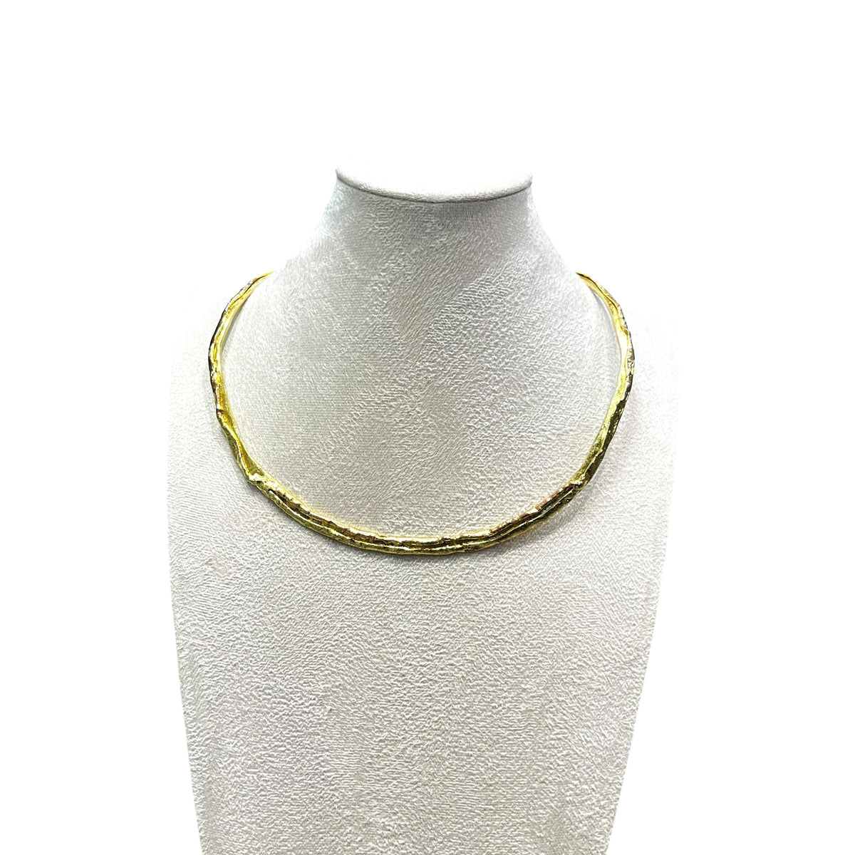 Slit hammered choker