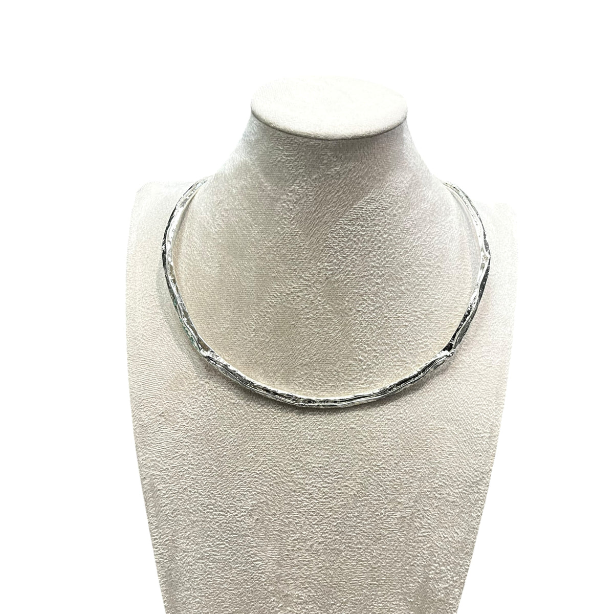 Slit hammered choker